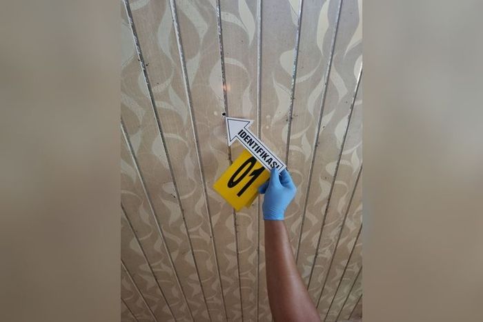 Bekas lobang proyektil peluru yang menembusi atap hingga mengenai wanita berinisial N di Kecamatan Tallo, Kota Makassar, Sulsel, Minggu (7/1/2024)