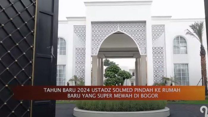 Pintu gerbang rumah mewah Ustaz Solmed dan April Jasmine 