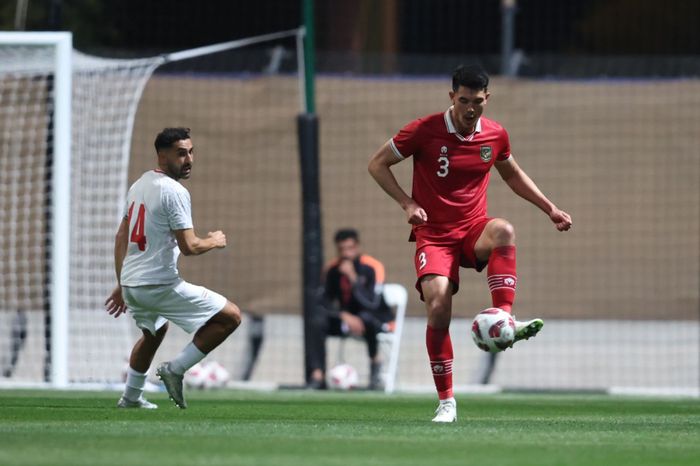 Pemain timnas Indonesia, Elkan Baggott, sedang menguasai bola saat laga uji coba melawan Iran, Selasa (9/1/2024).