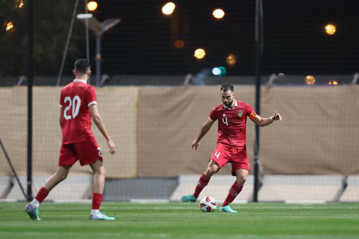 Bek timnas Indonesia Jordi Amat (kanan) saat menguasai bola dalam laga uji coba melawan Iran di Al Rayyan Sports Club Training, Qatar, Selasa (9/1/2024).