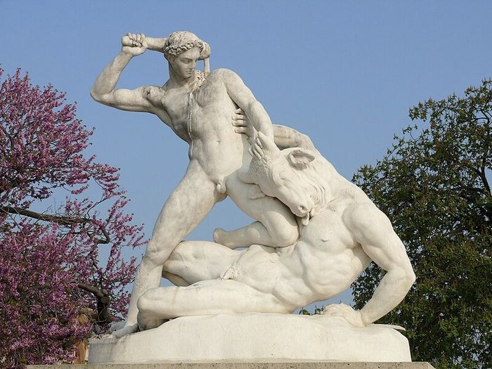 Theseus, pangeran Kreta berhasil membunuh Minotaur, monster setengah manusia dan banteng di mitologi Yunani.