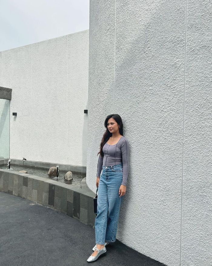 Gaya modis Indah Permatasari.