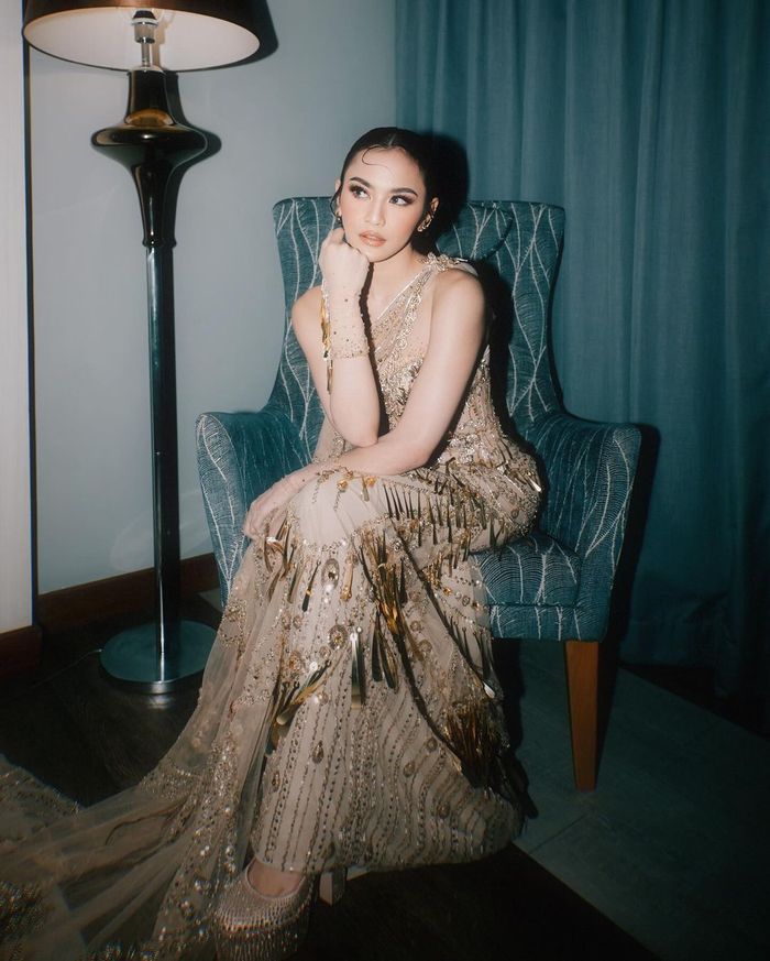 Mahalini dalam balutan dress mewah rancangan Diana M Putri.