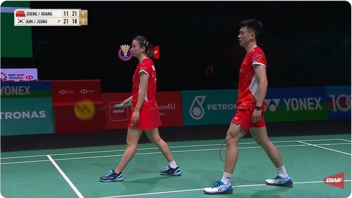 Ganda campuran China, Zheng Si Wei/Huang Ya Qiong saat beraksi pada babak perempat final Malaysia Open 2024, di Axiata Arena, Kuala Lumpur, Malaysia, Jumat (12/1/2024).