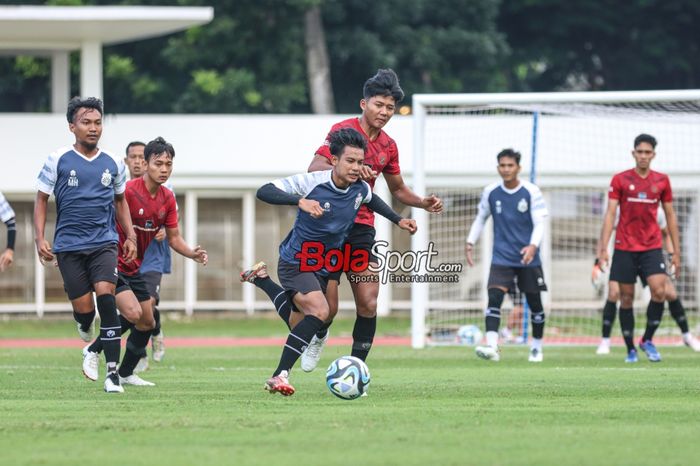 Mochamad Rifky Ananta (depan) sedang menguasai bola dan dibayangi Arkhan Kaka (belakang) dalam laga uji coba timnas U-20 Indonesia di Stadion Madya, Senayan, Jakarta, Sabtu (13/1/2024).