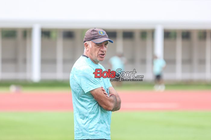 Pelatih Bhayangkara FC, Mario Gomez, sedang memantau timnya uji coba di Stadion Madya, Senayan, Jakarta, Sabtu (13/1/2024).