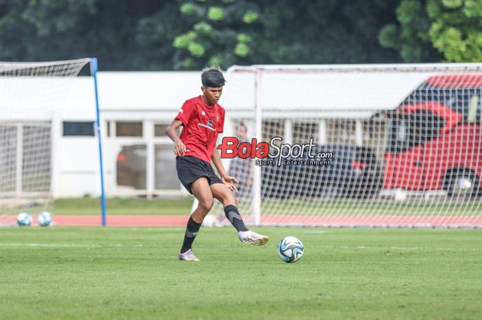 Pemain timnas U-20 Indonesia, Rahmat Syawal,  sedang menguasai bola di Stadion Madya, Senayan, Jakarta, Sabtu (13/1/2024).