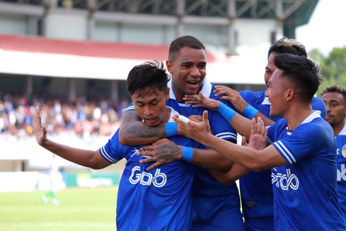 Pemain pinjaman dari Persija Jakarta, Alfriyanto Nico Saputro, usai mencetak gol kedua untuk PSIM Yogyakarta dalam kemenangan 2-1 atas PSMS Medan pada lanjutan babak 12 Besar Liga 2 Grup X, Jumat (12/11/2023).