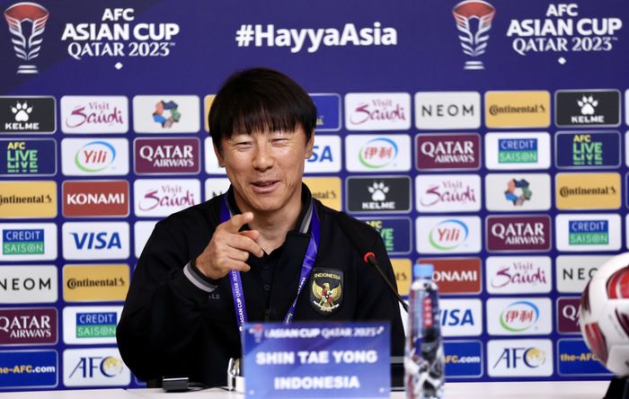 Pelatih timnas Indonesia Shin Tae-yong saat memberi keterangan kepada media di Piala Asia 2023.