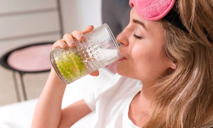 Ilustrasi perempuan minum infused water.