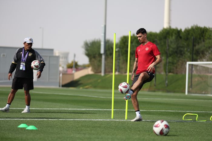 Shayne Pattynama saat mengikuti latihan timnas Indonesia jelang laga kedua di Piala Asia 2023.