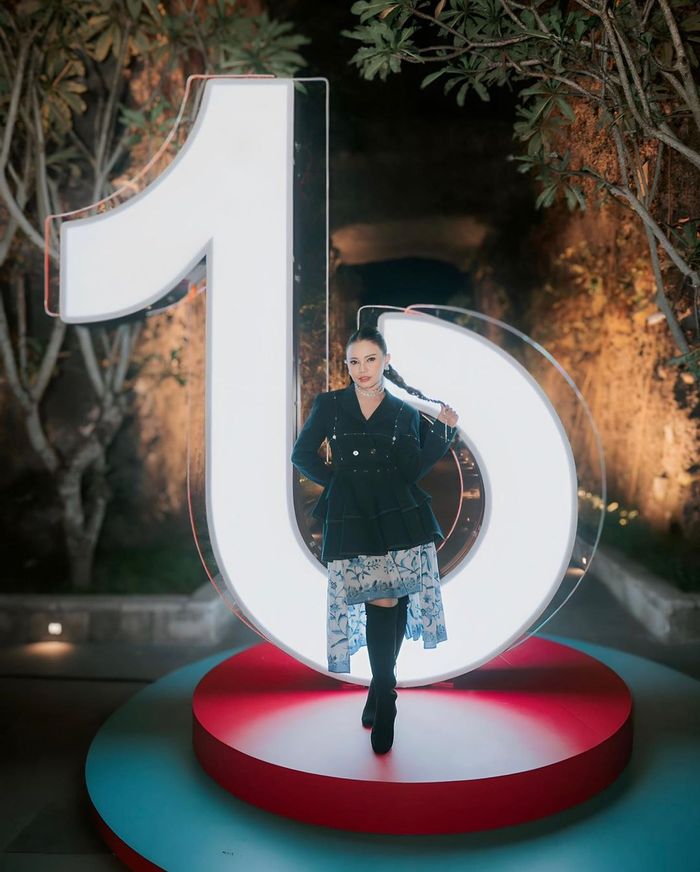 Gaya Rossa kenakan busana rancangan desainer tanah air.