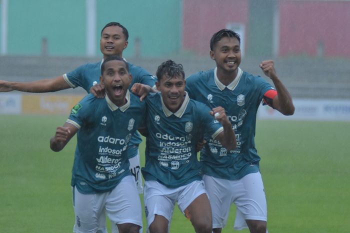 Pemain Nusantara United merayakan gol ke gawang Persikab Kabupaten Bandung di babak play-off degradasi Liga 2 2023/2024.