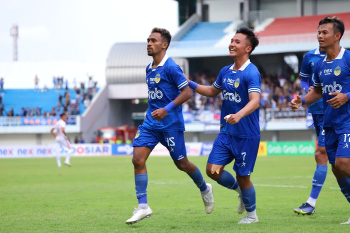 Selebrasi Ari Maring usai mencetak gol untuk PSIM Yogyakarta dalam lanjutan Babak 12 Besar Liga 2 2023/2024 di Stadion Mandala Krida, Yogyakarta, Rabu (17/1/2024)