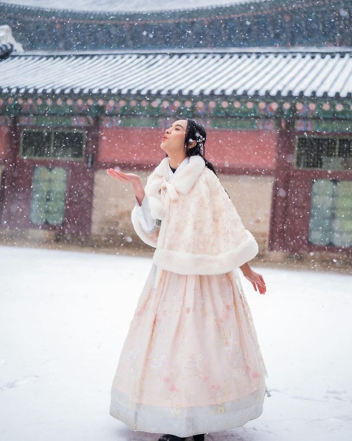 Lyodra Ginting kenakan hanbok di Korea Selatan.