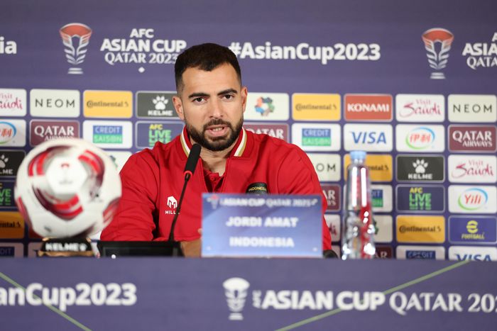 Pemain timnas Indonesia, Jordi Amat, saat memberikan keterangan kepada media jelang laga melawan Vietnam, Kamis (18/1/2024).