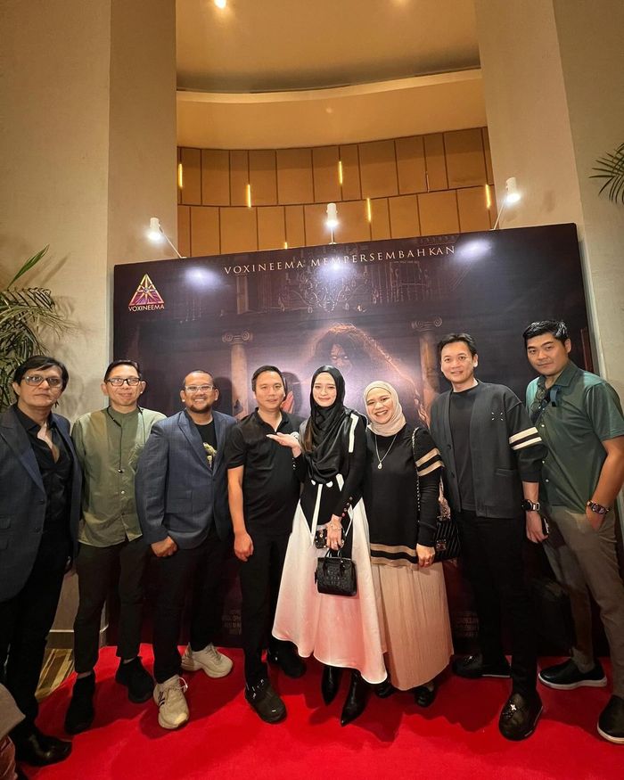 Inara Rusli saat menghadiri gala premier film horor.