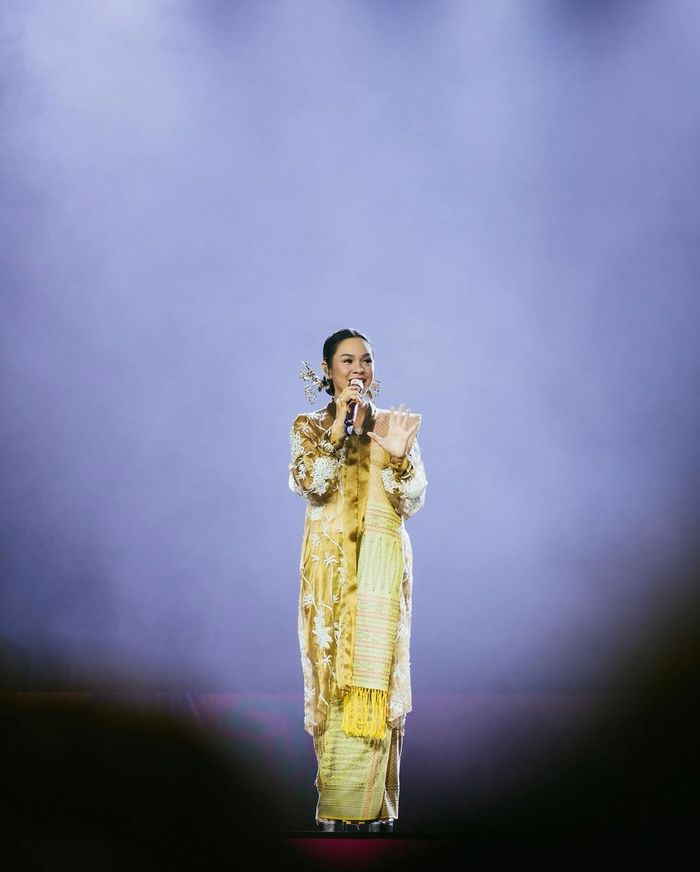 Gaya manggung Andien Aisyah kenakan wastra Indonesia.