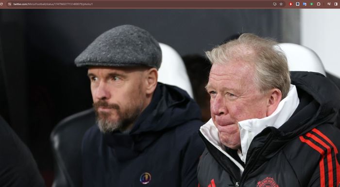 Steve McClaren (kanan) bersama dengan Erik ten Hag (kiri bertopi) saat mendampingi Manchester United bertanding.