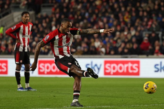 Striker Brentford, Ivan Toney, mencetak gol dalam penampilan pertamanya di Liga Inggris musim ini saat hadapi Nottingham Forest (20/1/2024), dan langsung mencundangi winger mahal Man United, Antony.