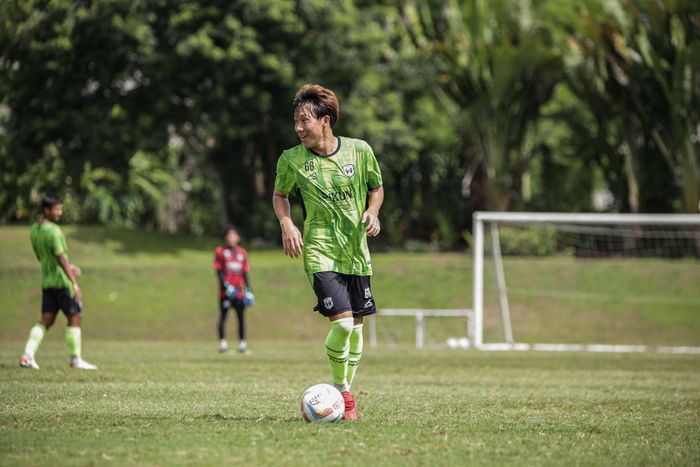 Pemain RANS Nusantara FC, Mitsuru Maruoka dalam sebuah sesi latihan