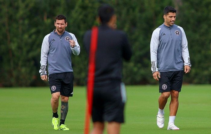 Lionel Messi (kiri) dan Luis Suarez dalam sesi latihan Inter Miami di Florida Blue (17/1/2024).