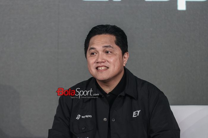 Ketua Umum PSSI, Erick Thohir, sempat tersenyum saat memberikan keterangan awak media di Ganara Art Space, FX Sudirman, Jakarta, Senin (22/1/2024).