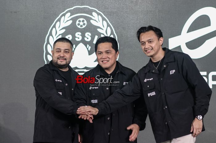 Ketua Umum PSSI, Erick Thohir (tengah), sedang berfoto bersama Muhammad Sadad selaku CEO (Chief Executive Officer) Erigo dalam peluncuran Erspo di Ganara Art Space, FX Sudirman, Jakarta, Senin (22/1/2024).