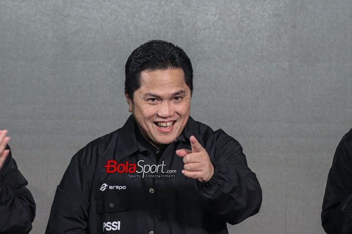 Ketua Umum PSSI, Erick Thohir, sempat tersenyum saat memberikan keterangan awak media di Ganara Art Space, FX Sudirman, Jakarta, Senin (22/1/2024).