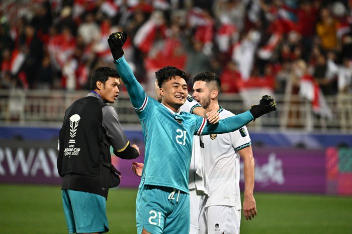 Kiper timnas Indonesia, Ernando Ari,melakukan selebrasi setelah mengalahkan Vietnam (19/1/2024).