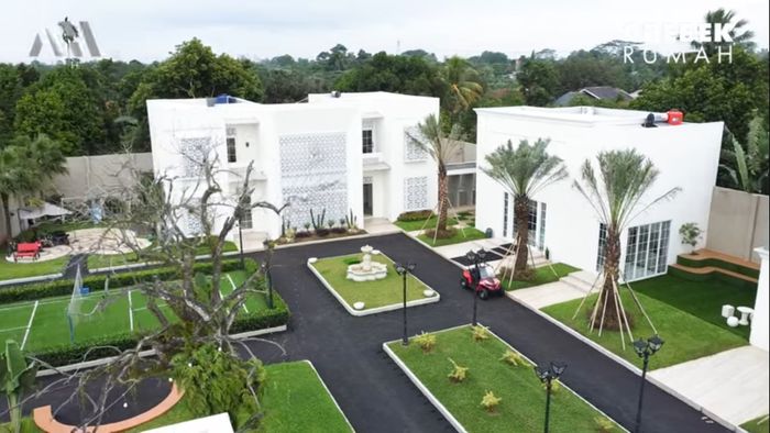 Rumah Ustaz Solmed dilengkapi pom bensin mini, mushola, kolam renang, perpustakaan, ruang gym, bioskop mini, sauna, salon, lapangan tembak, bulu tangkis, hingga playground.