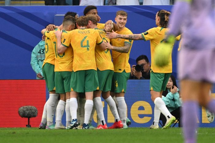 Para pemain Australia saat melakukan selebrasi seusai mencetak gol ke gawang Uzbekistan, di Stadion Al Janoub, Al Wakrah, Doha, Selasa (23/1/2024)