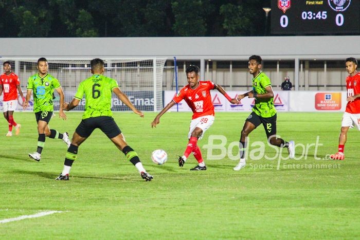 Suasana pertandingan Malut United vs Bekasi City di Stadion Madya, Senayan, Jakarta (23/1/2024).