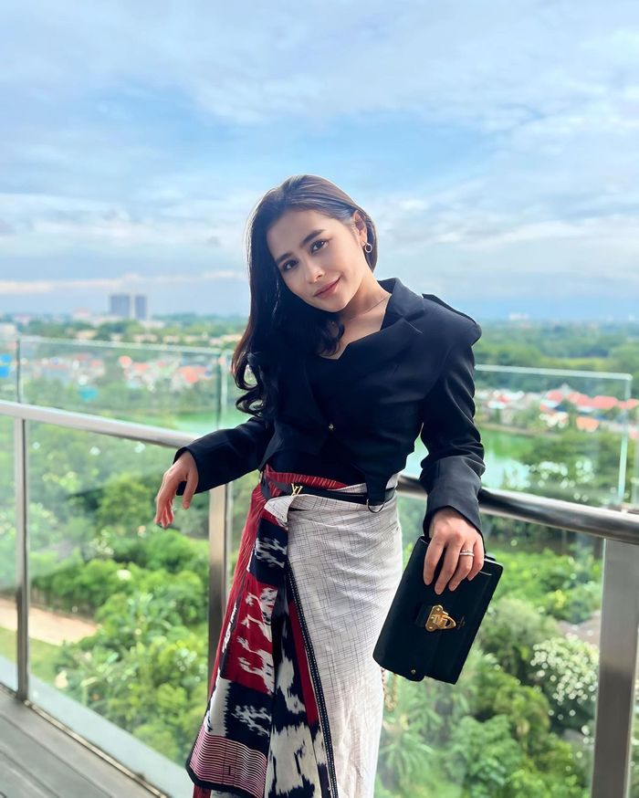 OOTD Prilly Latuconsina kenakan kain tradisional.