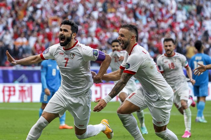 Timnas Suriah kompak dengan Palestina lolos ke fase 16 besar Piala Asia 2023. Suriah meraihnya berkat kemenangan atas India di Al Bayt Stadium (23/1/2024).