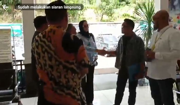 Catherine Wilson salaman dengan Idham Masse di Pengadilan Depok, Jawa Barat, Rabu (24/1/2024).