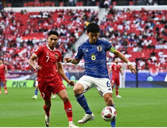 Gelandang Liverpool, Wataru Endo, saat berduel dengan Marselino Ferdinan pada laga antara timnas Indonesia Vs Jepang di Piala Asia 2023.