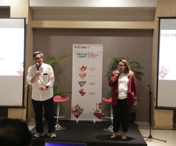 Editor in Chief Majalah Bobo David Togatorop dan Head of Brand and Sponsorship AIA Indonesia Gandis Mahatmi memberi penjelasan mengenai AIA Healthiest School.