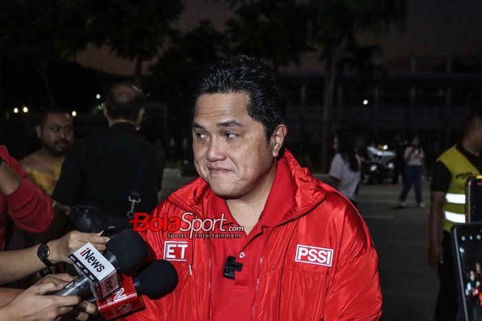 Ketua Umum PSSI, Erick Thohir, sedang memberikan keterangan kepada awak media di Stadion Utama Gelora Bung Karno, Senayan, Jakarta, Jumat (26/1/2024).