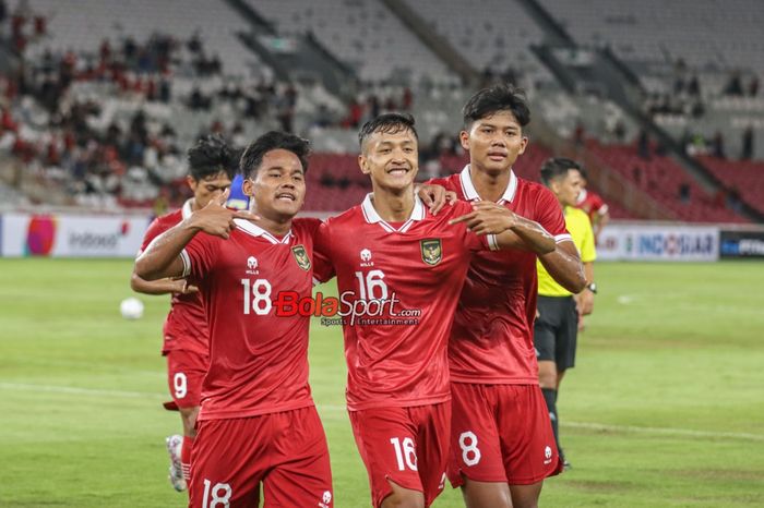 Dony Tri Pamungkas (tengah) dan Arkhan Kaka Putra (kanan) sedang ikut selebrasi dengan Toni Firmansyah (kiri) yang mampu mencetak gol dalam laga uji coba timnas U-20 Indonesia vs timnas U-20 Thailand di Stadion Utama Gelora Bung Karno, Senayan, Jakarta, Jumat (26/1/2024). 