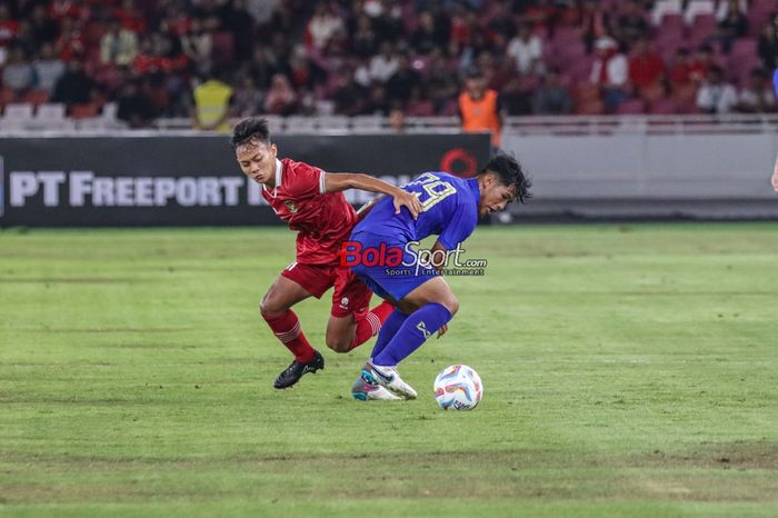 Pemain timnas U-20 Indonesia, Muhammad Riski Afrisal, sedang berusaha melewati pilar timnas U-20 Thailand bernama Jirapol Sae Lio (kanan) di Stadion Utama Gelora Bung Karno, Senayan, Jakarta, Jumat (26/1/2024). 