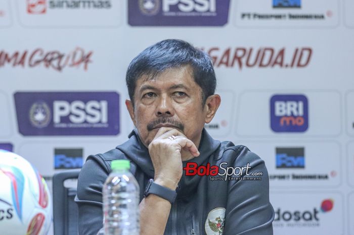 Pelatih timnas U-20 Indonesia, Indra Sjafri, sedang memberikan keterangan kepada awak media di Stadion Utama Gelora Bung Karno, Senayan, Jakarta, Jumat (26/1/2024). 