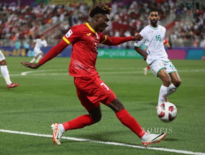 Aksi penyerang Kirgistan, Joel Kojo, pada laga melawan Oman di Piala Asia 2023.