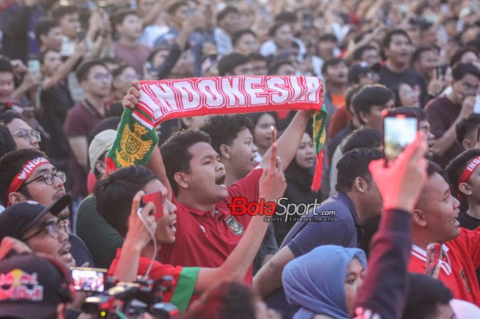 Sejumlah masyarakat dalam acara nonton bareng laga timnas Indonesia versus timnas Australia di Kantor Kemenpora, Senayan, Jakarta, Minggu (28/1/2024).