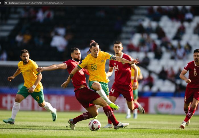 Bek Timnas Indonesia, Jordi Amat, berduel dengan gelandang Timnas Australia, Jackson Irvine, pada babak 16 besar Piala Asia 2023 di Jassim Bin Hamad Stadium, Minggu (28/1/2024).