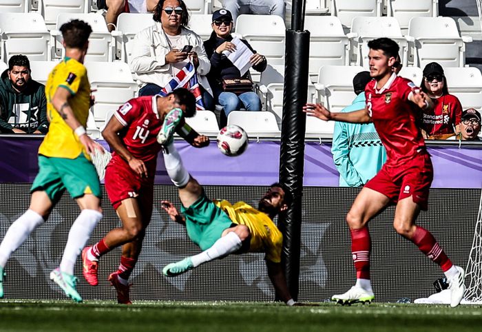 Para pemain timnas Indonesia saat beraksi menghadapi Australia dalam laga babak 16 besar Piala Asia 2023 di Stadion Jassim bin Hamad, Al Rayyan, Minggu (28/1/2024).