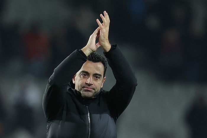 Xavi Hernandez memberi aplaus bagi suporter Barcelona usai laga Liga Spanyol melawan Atletico Madrid (3/12/2023).