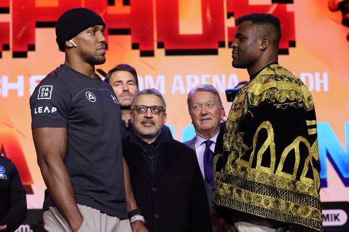 Petinju Inggris, Anthony Joshua (kiri) akan melawan mantan juara kelas berat UFC Francis Ngnnou (kanan) di Riyadh, Arab Saudi (8/3/2024)