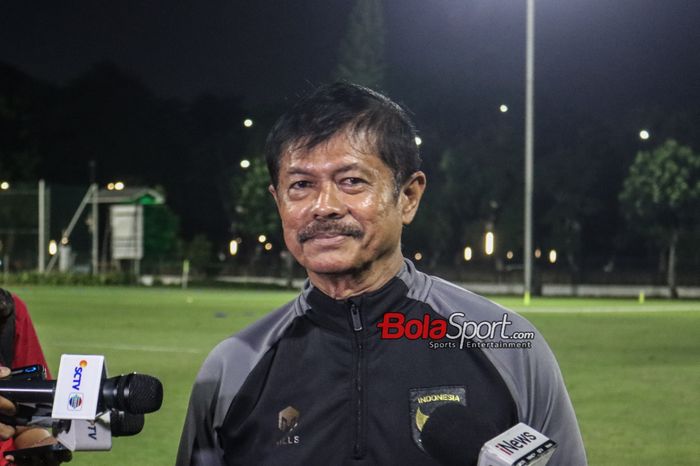 Pelatih timnas U-20 Indonesia, Indra Sjafri, sedang memberikan keterangan kepada awak media di Lapangan A, Senayan, Jakarta, Senin (29/1/2024).
