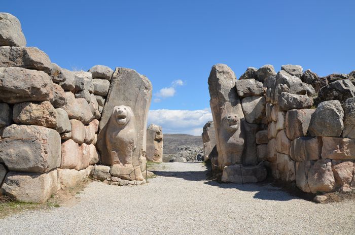 Gerbang Singa di Hattusa, ibu kota bangsa Het di Anatolia. Kota ini berhasil dirampok dua kali, pertama oleh pendiri Kerajaan Lama bangsa Het, dan yang kedua pada akhir kejatuhannya.